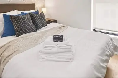 Image de Modern, light-filled 2br in Charlotte’s vibrant South End. Steps to the Rail Trail + Light Rail for easy Uptown access. Rooftop skyline views, luxe co-working, and walkable hotspots. Perfect for work, play, or extended stays.