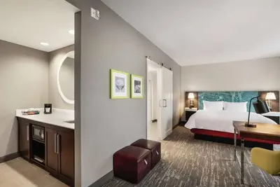 Image de Spacious Room for Restful Nights Close to Hiking + Downtown Minneapolis