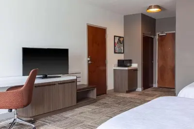 Image de Pet-Friendly Stay: Indoor Pool, Minutes from the Big Dam Bridge & Old Mill Park.