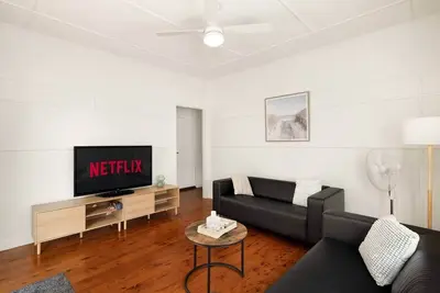 Image de 3 Bdr w/ Ac & Parking | Carindale Westfield | 17m3