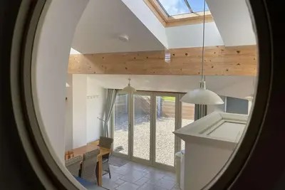 Image de Well Cottage is a refurbed flint cottage with views across the marshes