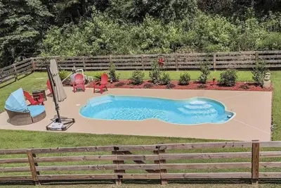 Image de 6 Bedrooms | Bar Lounge & Pool | Foosball