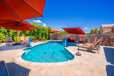 Image de 5 Bedrooms | Hot Tub | Firepit | Bbq Kitchen