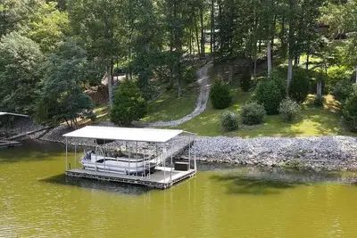 Image de Charming 3br waterfront home with fire pit and private dock!
