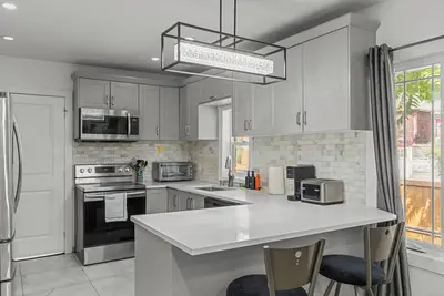 Image de 14 Mins to Chrysler Plant | St. Clair College |5bd