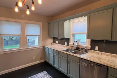 Image de Cozy 2-bedroom home in downtown Rochester with fenced in yard.