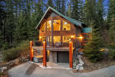 Image de 5-bedroom, 3 level house with lake views a hot tub, fireplace, sleeps 12 guests.