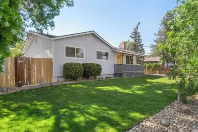 Image de Serene 3-bedroom house with Ac, fireplace and more, in vibrant Reno