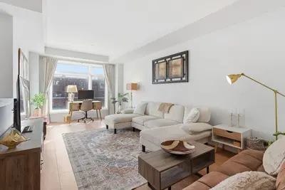 Image de Bright and Spacious 3-Story Suburban Townhouse