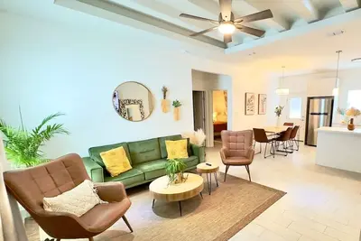 Image de Bbq-King bed-Boho style Condo-Shopping