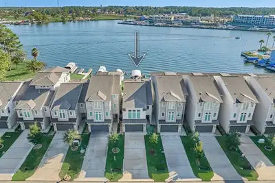 Image de Latitude 30°36' Lake Conroe’s Newest Waterfront Destination!