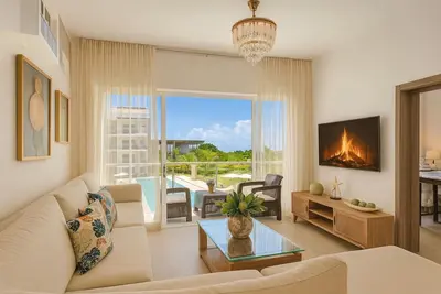 Image de Spacious and Elegant 2br Condo, King size Bed, Full Ac, Pool, Steps to Hard Rock