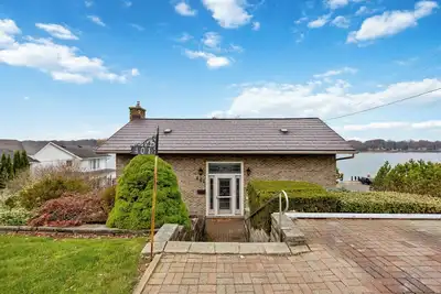 Image de Ferry Dock Hideaway-Riverfront Bliss!