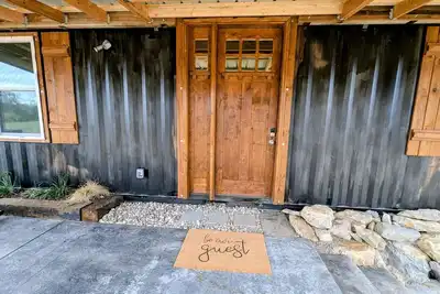 Image de Cozy Hideaway in Rustic Container Home on Private 10 Acres - Fire pit & Hot tub