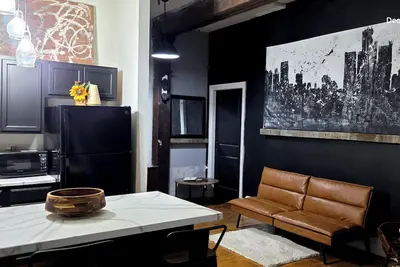 Image de Eclectic Loft in Historic Corktown where vibrance meets serenity – 75\" Tv & King