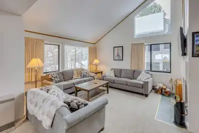 Image de • Moose Lane Chalet • King Bed, Shuttle, Pool, Tub