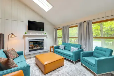 Image de 1 Mi to Lake, Golf & Ski Access: The Hideout Home!