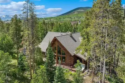 Image de Luxury Log Retreat - Rustic Charm Meets Modern Comfort