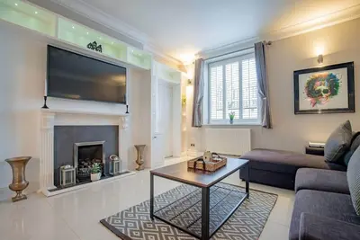 Image de Victorian 2-Bed Apartment + Parking