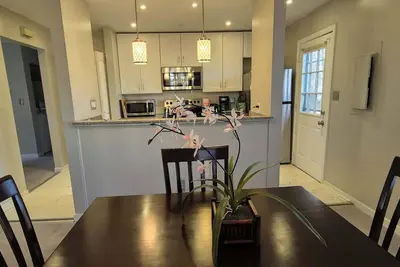 Image de Cozy 3br/2ba Ground-Level Unit with King Bed, Minutes to Short Pump Mall