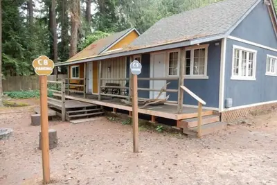 Image de Cabin 2 Bedrooms - Room 8 - A non - smoking room with two queen sized beds.