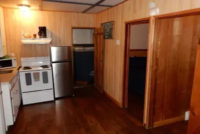 Image de Cabin 2 Bedrooms - Room 9 - A non - smoking room with two queen sized beds.