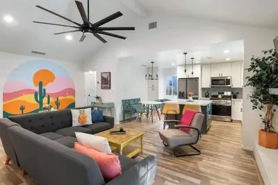 Image de Boots & Bachelorettes -Sleeps 10