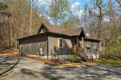 Image de Creekside Cottage w/ Private Lake & Beach Access in Lake Lure