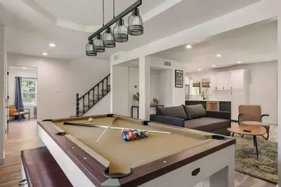 Image de Family & Pet Friendly-Pool Table