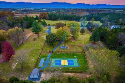 Image de The Unbrined Getaway: Pickleball, Hot Tub, Movies, Dogs!