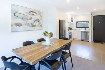 Image de 2 Br Home | Walk to City & Stadium
