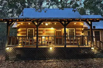 Image de Well-appointed cabin in the woods near Desoto State Park, hot tub, sleeps 2-6