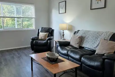 Image de Space for the Whole Family, or Work Crew|4-bedroom duplex with yard