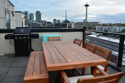 Image de \nTraveler's Dream Cityscape with Space Needle views