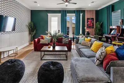 Image de Houston Escape | Modern Home | Hot Tub | Arcades