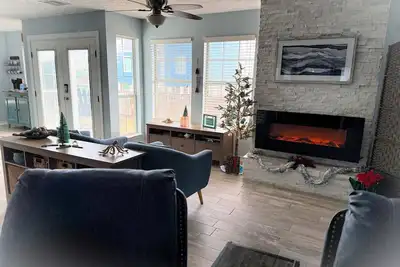 Image de Beach Therapy Laid-Back Escape Steps from Surf!