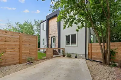 Image de Contemporary 3-Bedroom home in South-central Austin. Tall ceilings, private yard