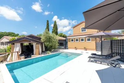 Image de Vacation with style: pool, garden, beach & nature\"