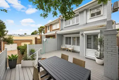 Image de Hazy Shores Escape—Breezy Coastal Stay near Henley Square