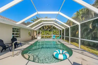 Image de Beautiful Inviting Home with Private Pool, Outdoor Patio, & Gas Grill! 🌴