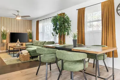 Image de Modern Comfort 3-bedroom house in lovely Chesterton with cool breeze and charm