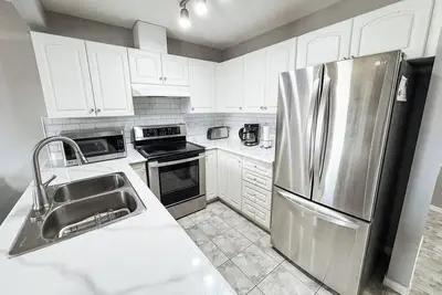 Image de Ellerslie Family Home with Fitness/Rec Room