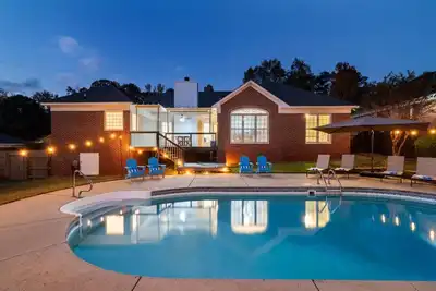 Image de The Southern Haven · Pool Retreat Near Fort Moore