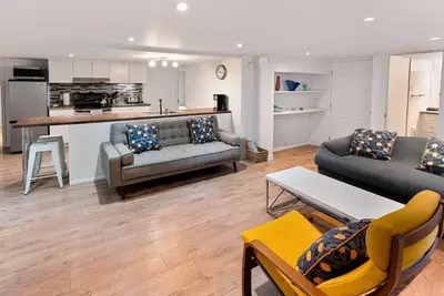 Image de The perfect spot! Cool Monkland Village 1 min walk to the Metro.