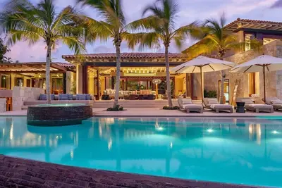 Image de Ocean-view villa with private access sandy beach