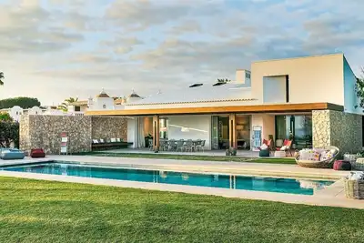 Contemporary Haven for Oceanfront Daydreaming