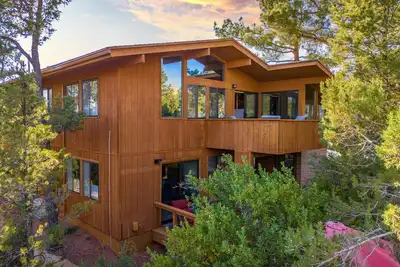 Image de Sedona Casa de Oro: A luxurious 3br retreat in West Sedona with forest views.