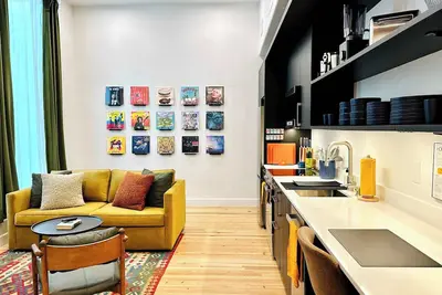 Image de Loft 307 @The William | Vinyl + Downtown Vibes