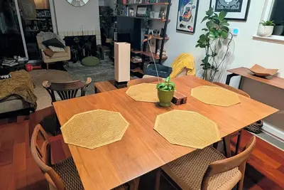 Image de Charming, Green Hilltop Home