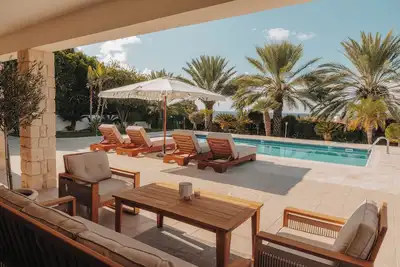 Stylish bungalow with pool & sea view